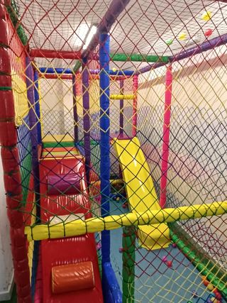 Area giochi per bambini con scatola di salto