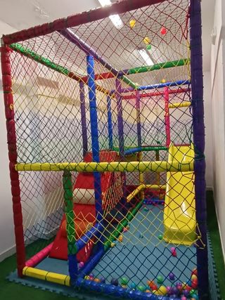 Area giochi per bambini con scatola di salto