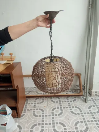 Lámpara colgante de mimbre y metal