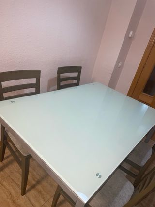 Mesa de comedor con 4 sillas