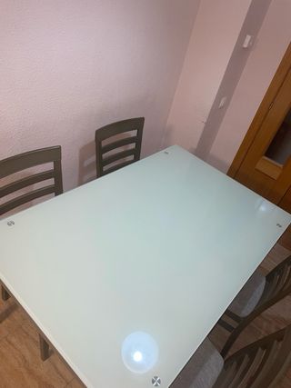 Mesa de comedor con 4 sillas