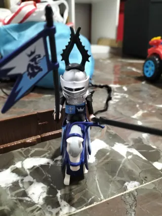 Caballero Playmobil con caballo y escudo