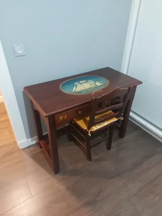 Dormitorio con escritorio y silla de madera con di