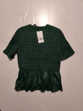Camiseta Zara verde fruncida talla L