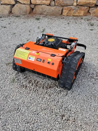 Desbrozadora a control remoto teledirigido