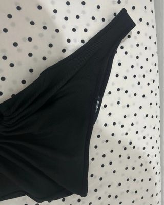 Vestido negro corto asimétrico