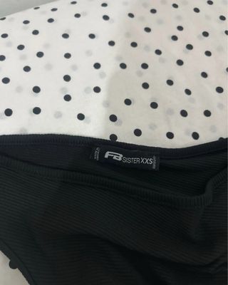 Vestido negro corto asimétrico