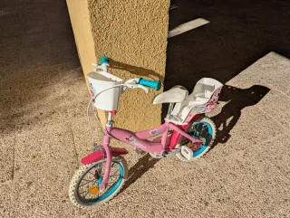 Bicicleta infantil rosa con cesta