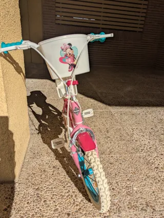 Bicicleta infantil rosa con cesta