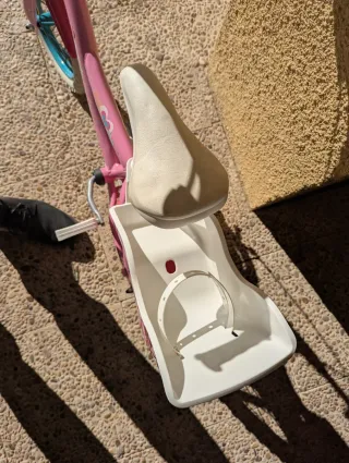 Bicicleta infantil rosa con cesta