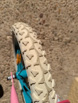 Bicicleta infantil rosa con cesta