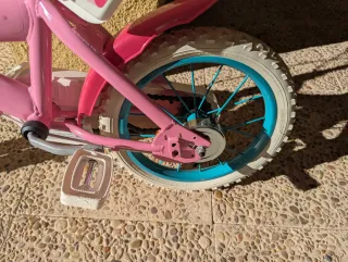 Bicicleta infantil rosa con cesta