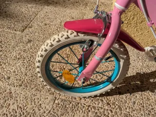 Bicicleta infantil rosa con cesta