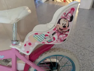 Bicicleta infantil rosa con cesta