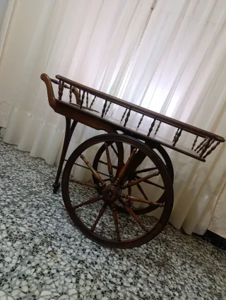 Carro de bebidas antiguo de madera