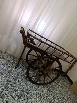 Carro de bebidas antiguo de madera