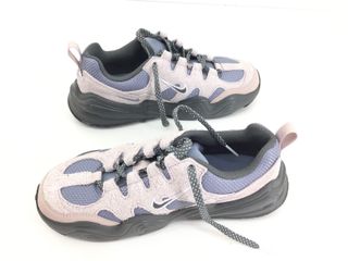 Zapatillas Nike grises y rosas