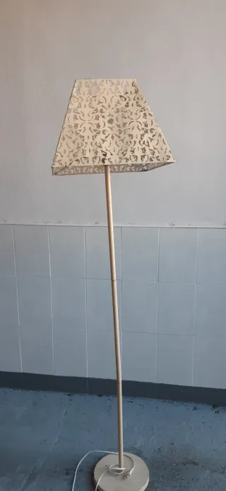 Lampada da terra beige e grigia