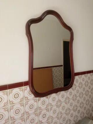 Espejo de madera con marco curvo