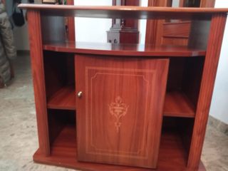 Mesa TV madera nogal con puerta y estantes