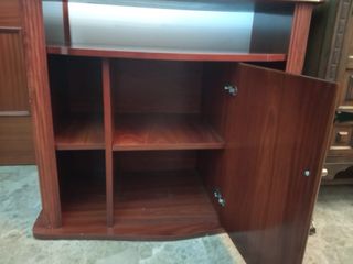 Mesa TV madera nogal con puerta y estantes