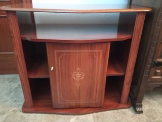 Mesa TV madera nogal con puerta y estantes