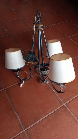 Lámpara de techo negra y dorada