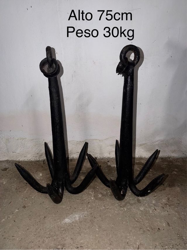 Pareja de anclas antiguas de hierro