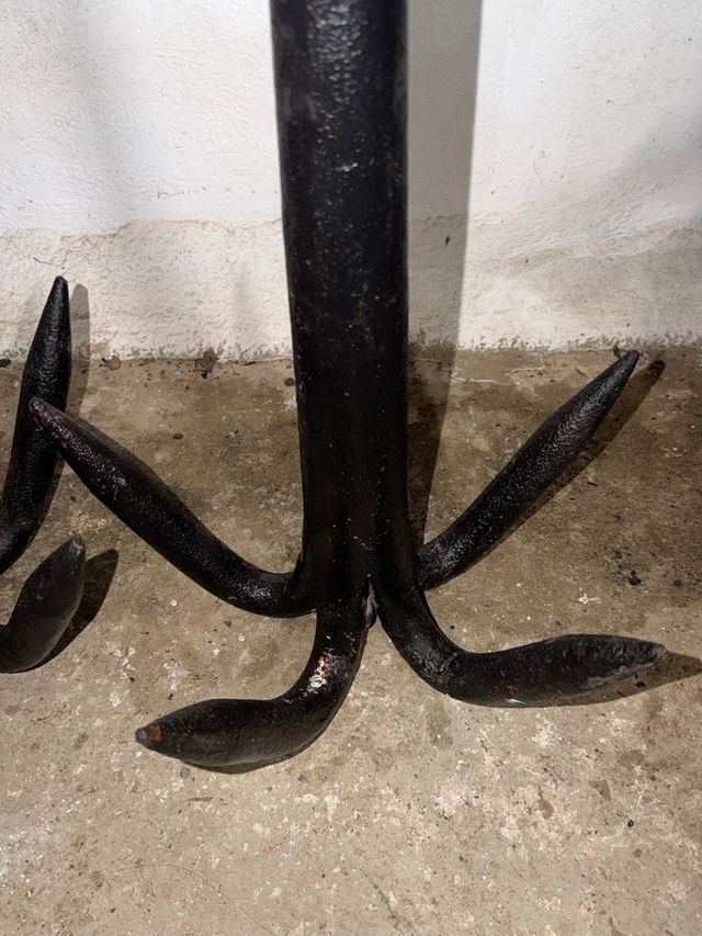 Pareja de anclas antiguas de hierro