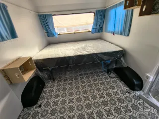 Caravana -750kg necesita reparar claraboya