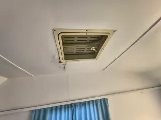 Caravana -750kg necesita reparar claraboya