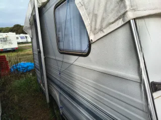 Caravana -750kg necesita reparar claraboya