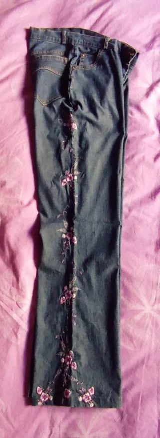 Jeans vintage con ricamo floreale