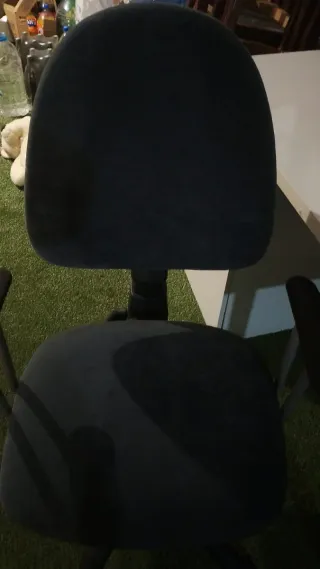 Silla de escritorio ergonómica azul y negra