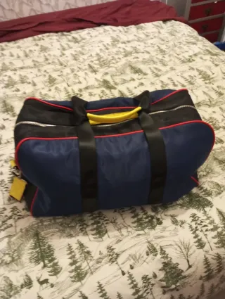 Bolsa de viaje o deporte azul y negra y amarillo