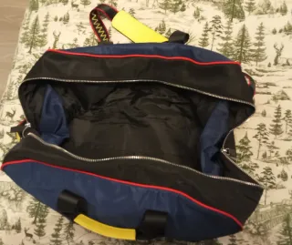 Bolsa de viaje o deporte azul y negra y amarillo