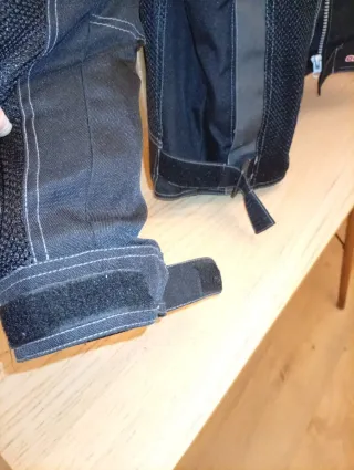 Cazadora motera negra y gris