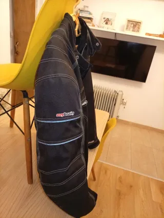 Cazadora motera negra y gris