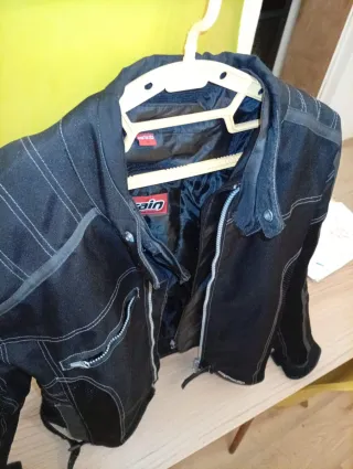 Cazadora motera negra y gris