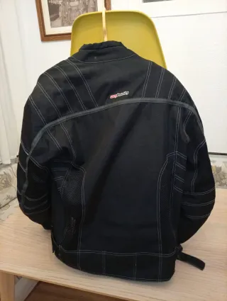 Cazadora motera negra y gris