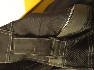 Cazadora motera negra y gris