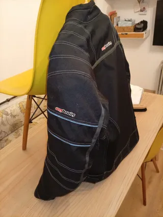 Cazadora motera negra y gris