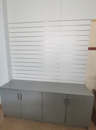 Armario bajo con panel de lamas