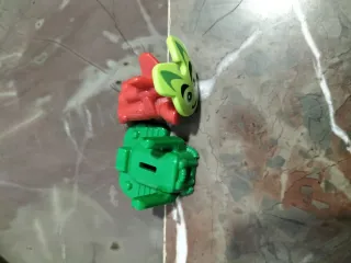 Lote 4 figuras huevos Kinder