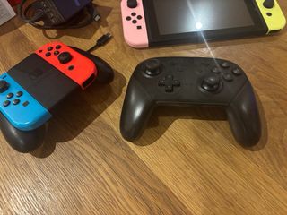 Nintendo Switch con caja, mando pro y mandos extra