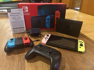 Nintendo Switch con caja, mando pro y mandos extra