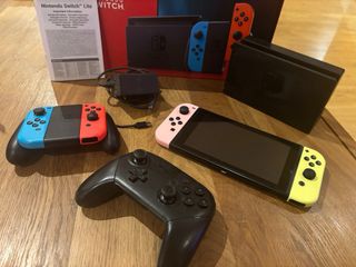 Nintendo Switch con caja, mando pro y mandos extra