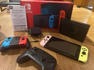 Nintendo Switch con caja, mando pro y mandos extra