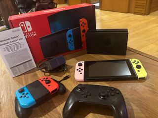 Nintendo Switch con caja, mando pro y mandos extra
