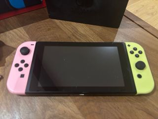 Nintendo Switch con caja, mando pro y mandos extra